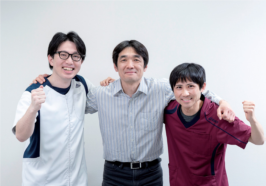 武田部長と共に整形外科(スポーツ部門)でリハビリにあたる理学療法士の大山貴裕と米村仁洋の写真