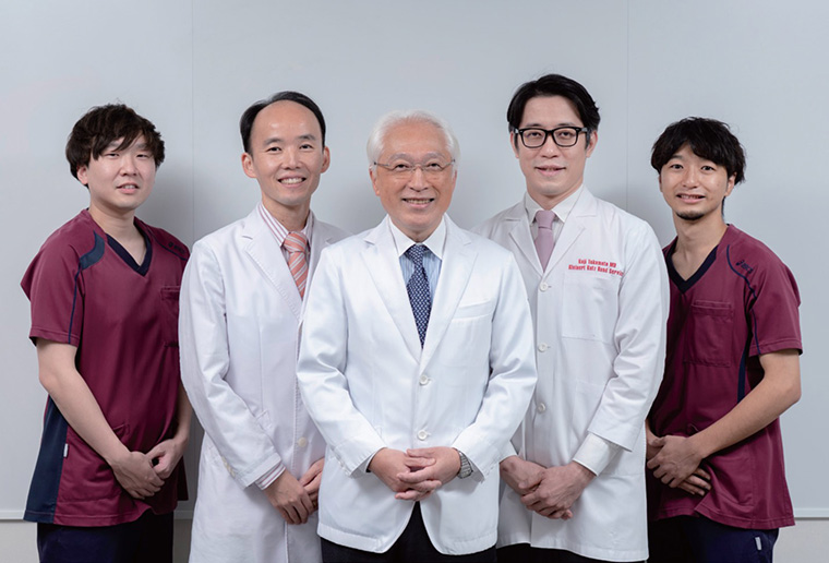 手外科専門医3名と作業療法士2名の写真