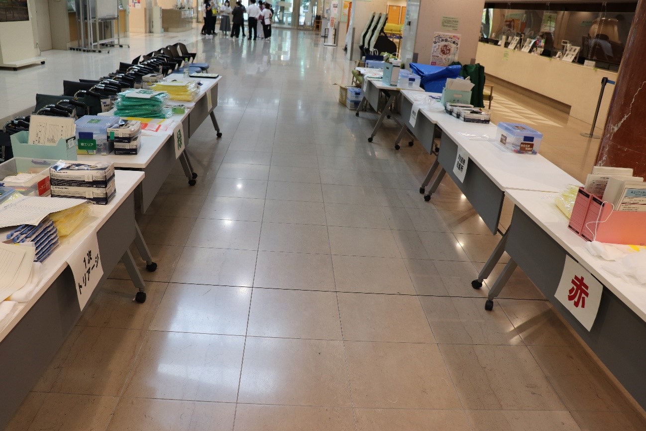 雨天のため、仮で配置した資材置き場の様子