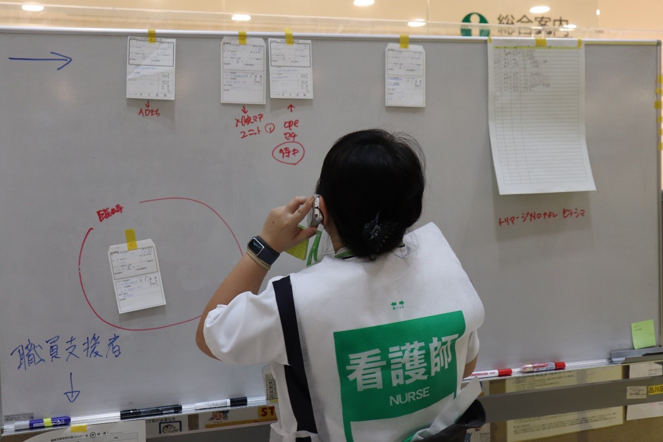 エリアサブリーダーが検査室と調整する様子