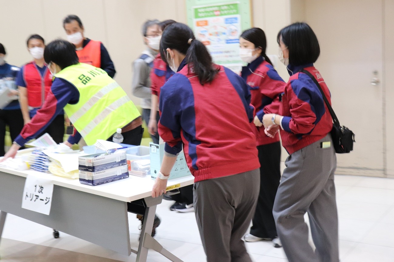 資材を各エリアへ運搬する様子