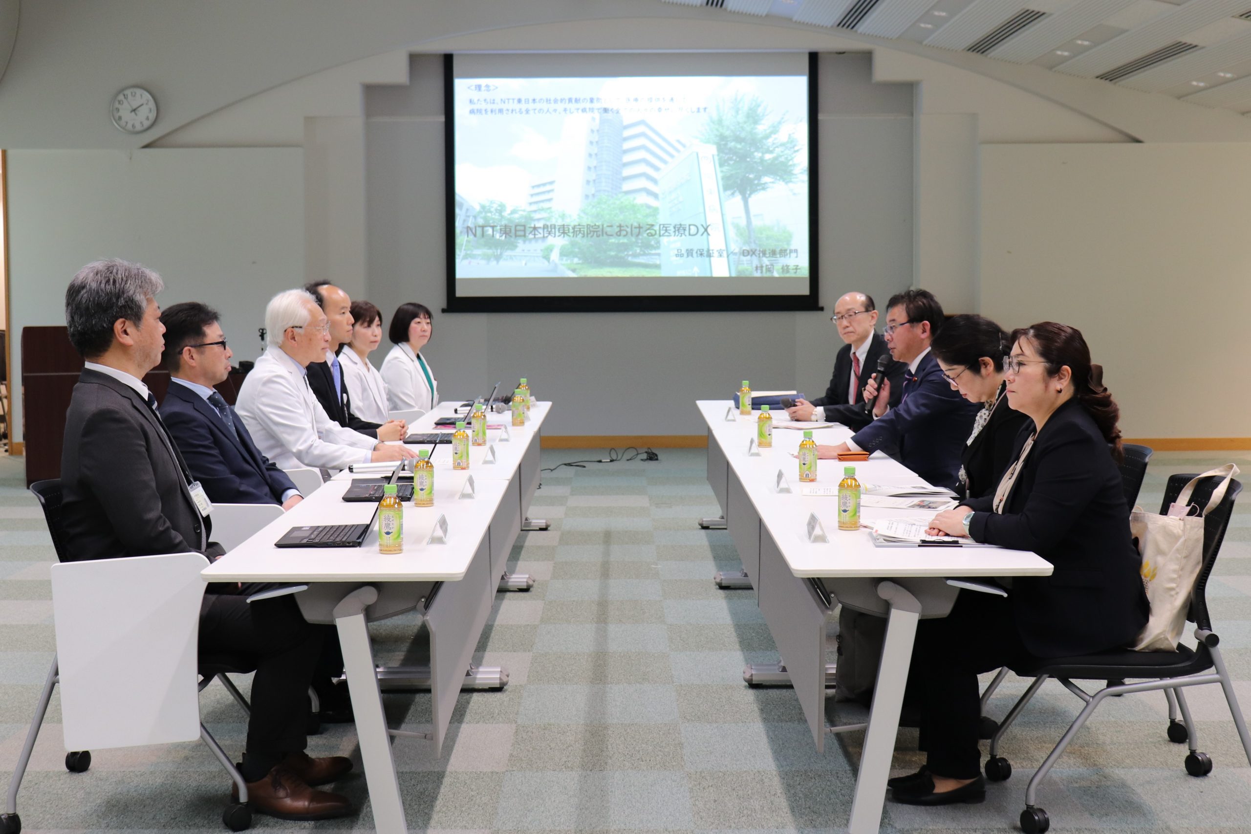 カンファレンスルームでの病院説明・意見交換